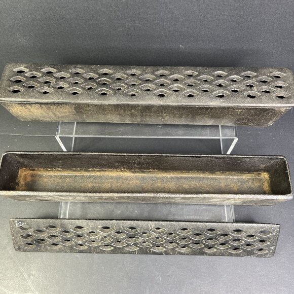 Sur la Table Cast Iron BBQ Grill Humidifier Set Of 2 Vented Lids Neat! CN - Picture 2 of 9